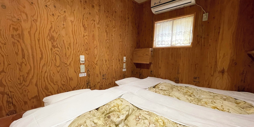 ROOM, TWIN BEDS