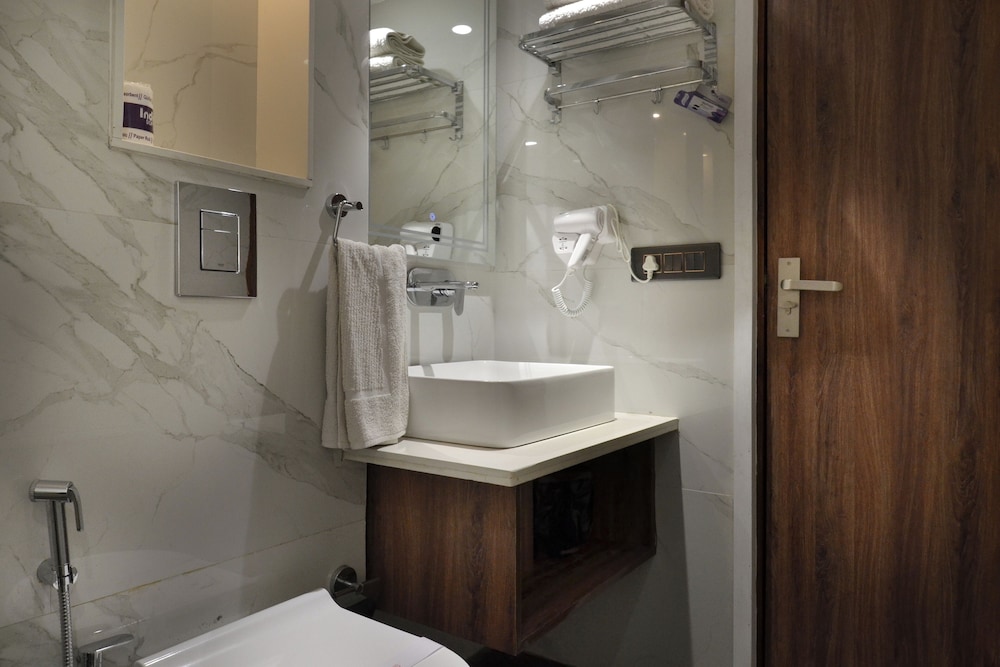 HOTEL GRAND PLAZA. 49/50