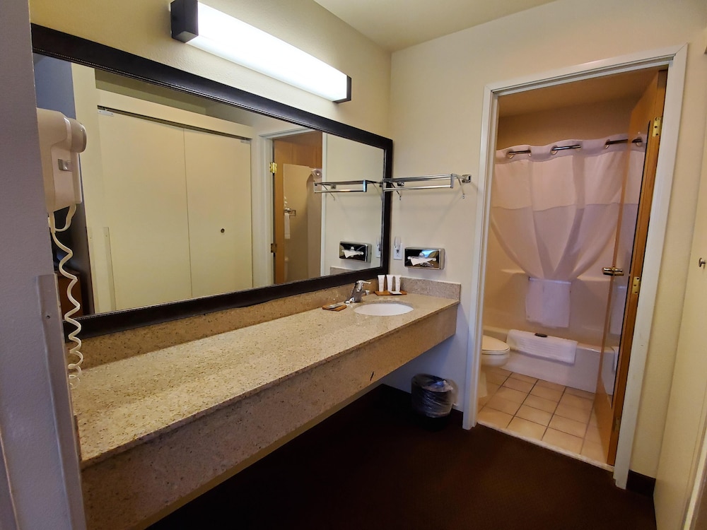 Country Inn & Suites by Radisson, Bend near Pilot Butte 48/50