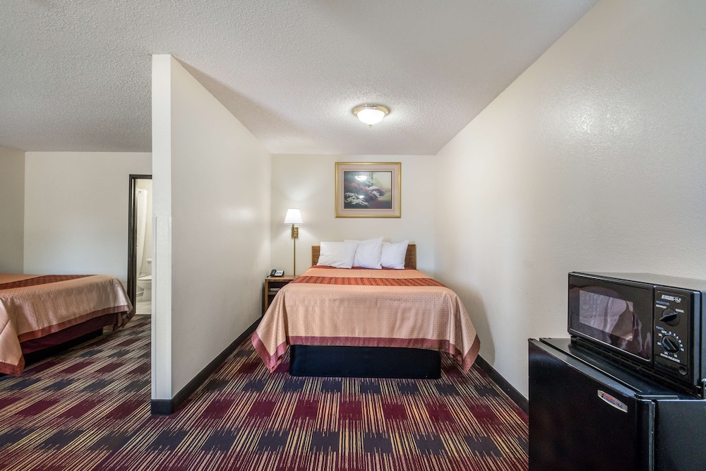 Americas Best Value Inn & Suites Harrisonville 14/33