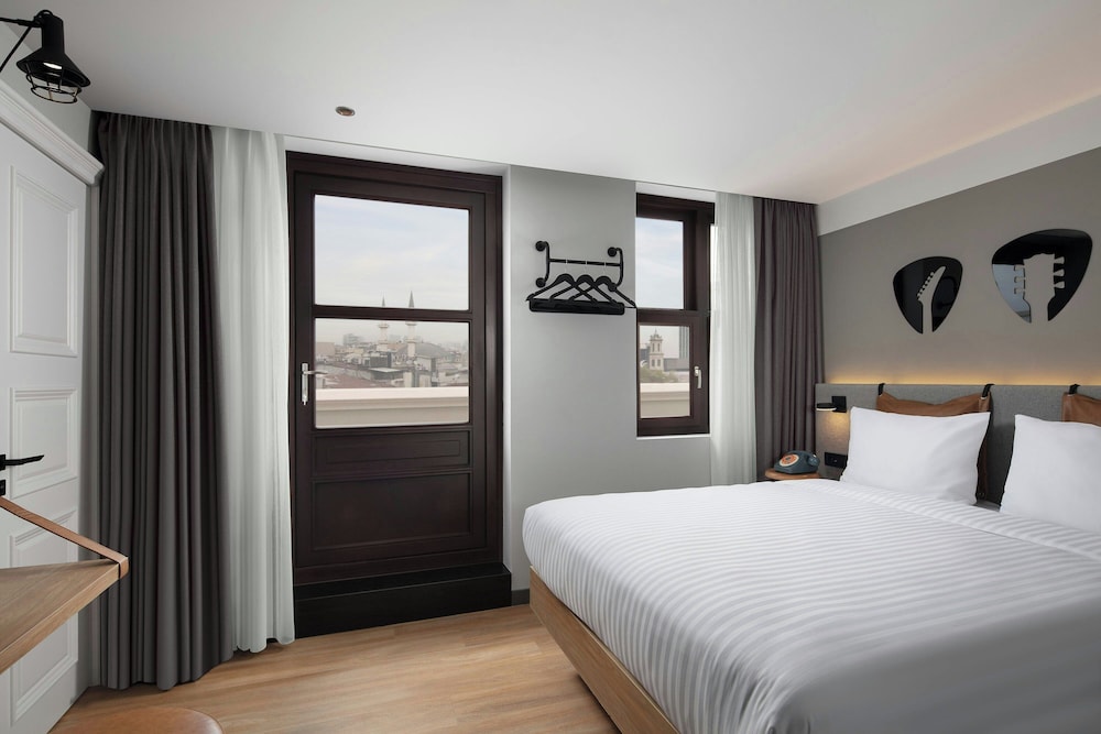 Moxy Istanbul Beyoglu 13/50