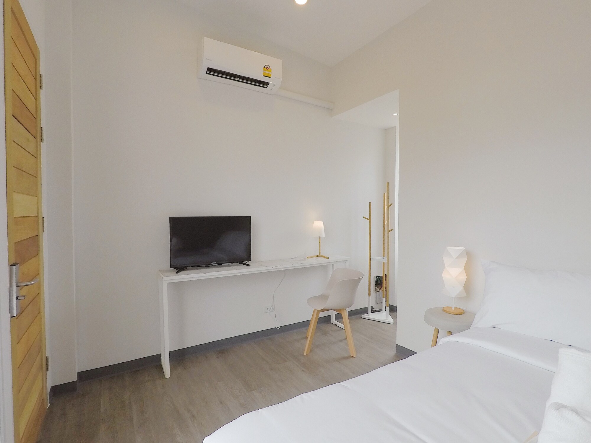 Mini, Queen Bed