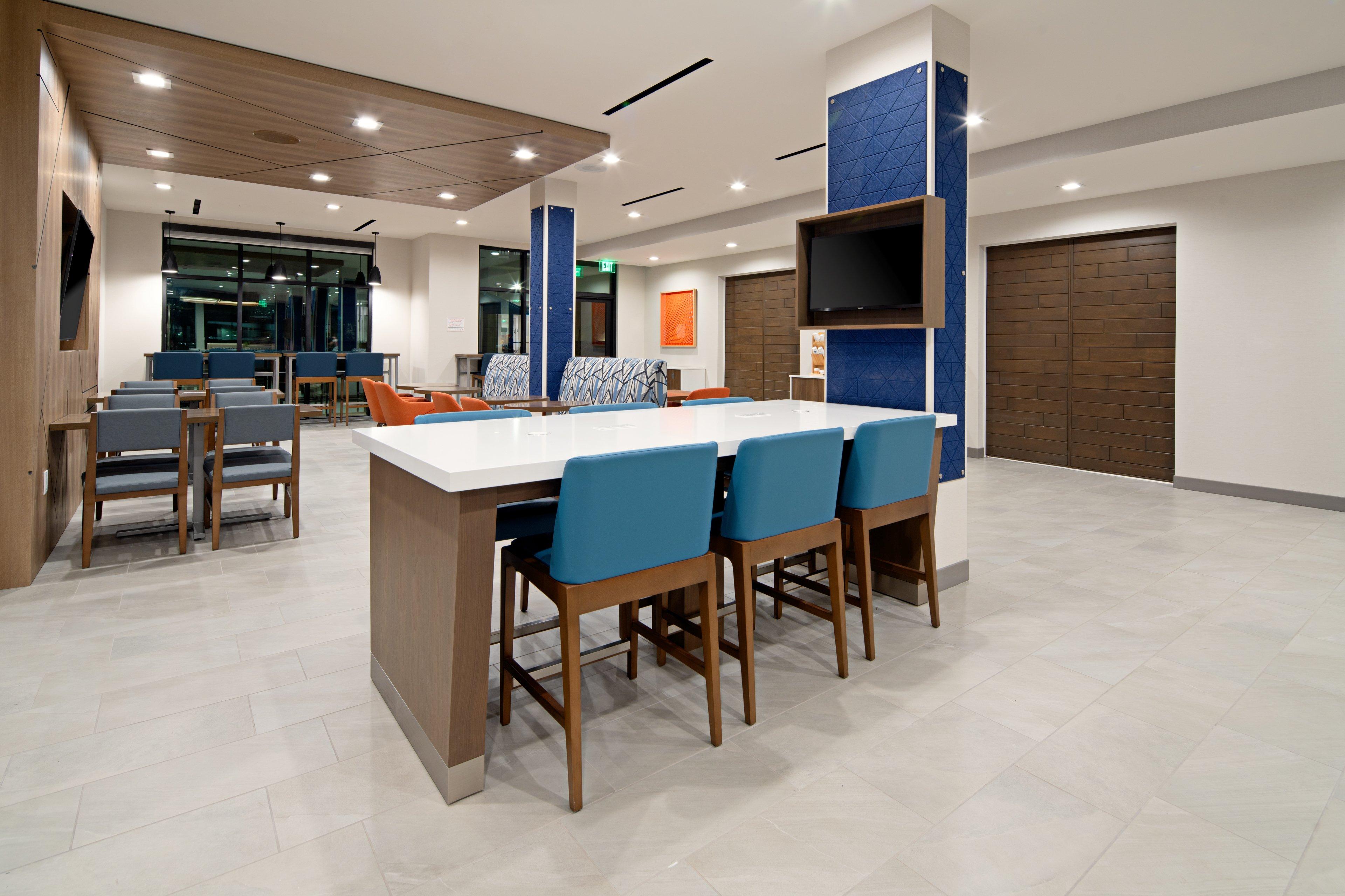 Holiday Inn Express and Suites Valencia 30/50