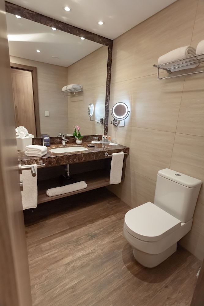 Paseo La Galeria Hotel & Suites 48/49