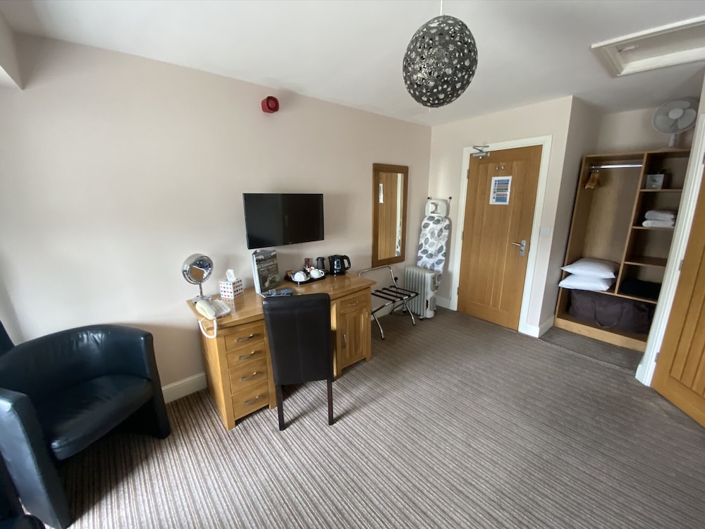 The Three Horseshoes Hotel 30/50