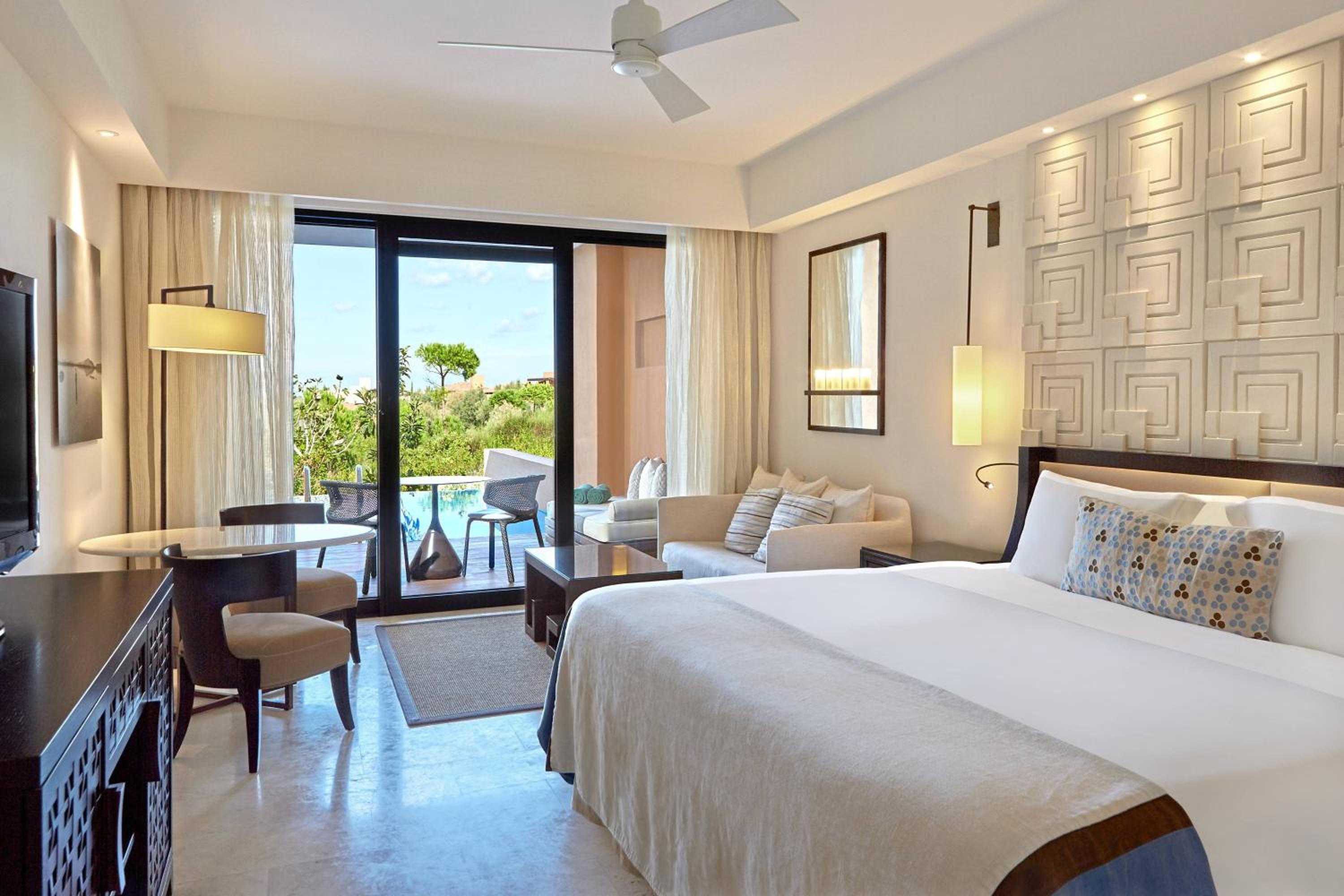 Infinity, Guest Room, King Bed, Garden View, Pool Access