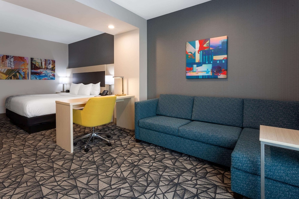 La Quinta Inn & Suites by Wyndham Shorewood 25/40