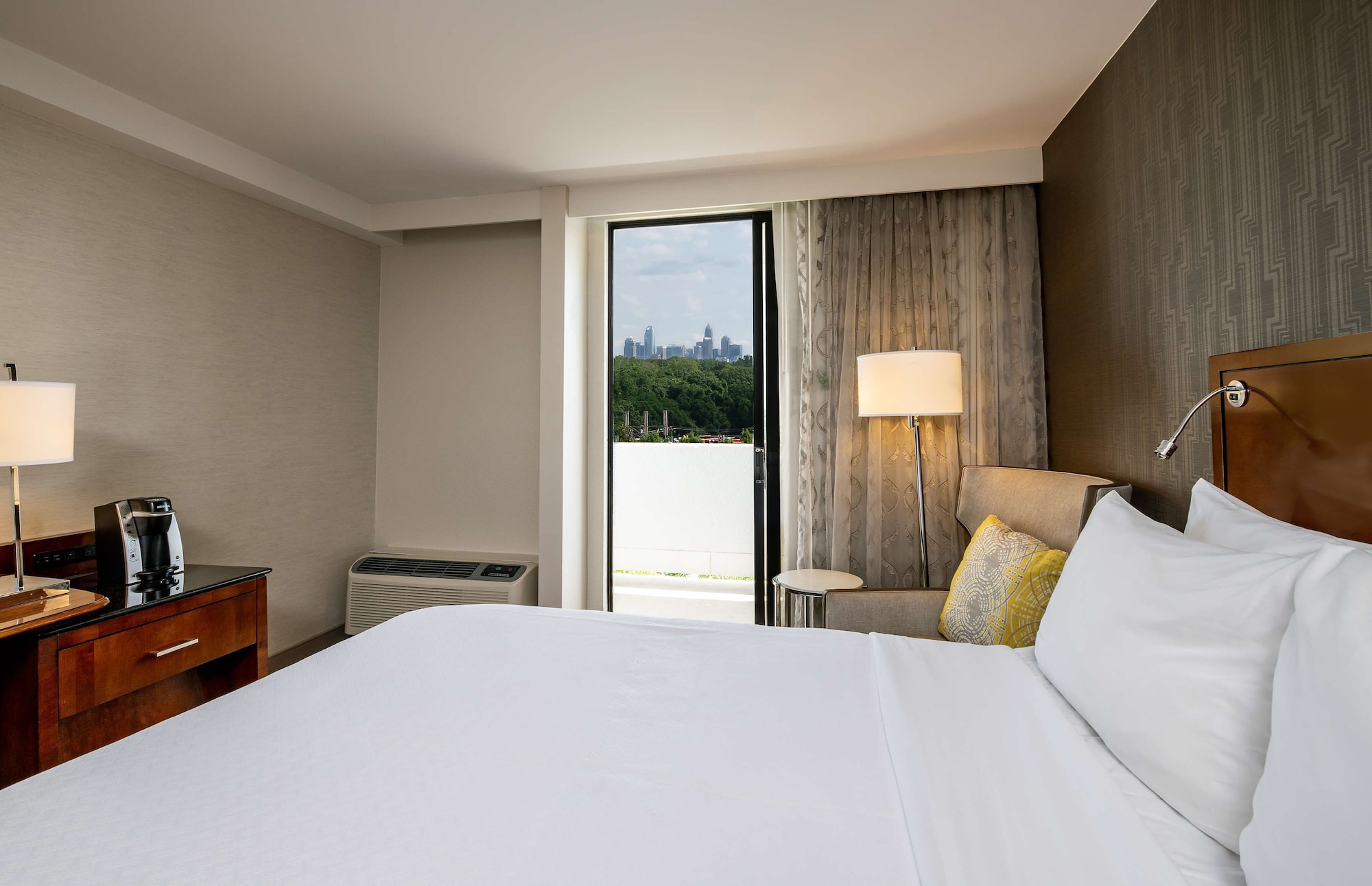 ROOM, QUEEN BED, BATHTUB, ACCESSIBLE