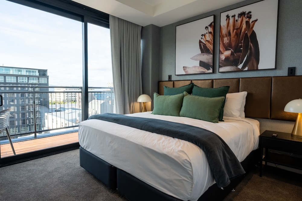 LUXURY, PENTHOUSE, 4 KING BEDS, CITY VIEW