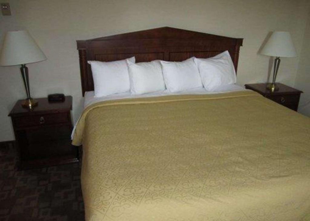 Efficiency, Queen Bed
