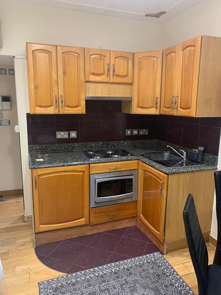 LONDON PLAZA SERVICED APARTMENTS 3/52