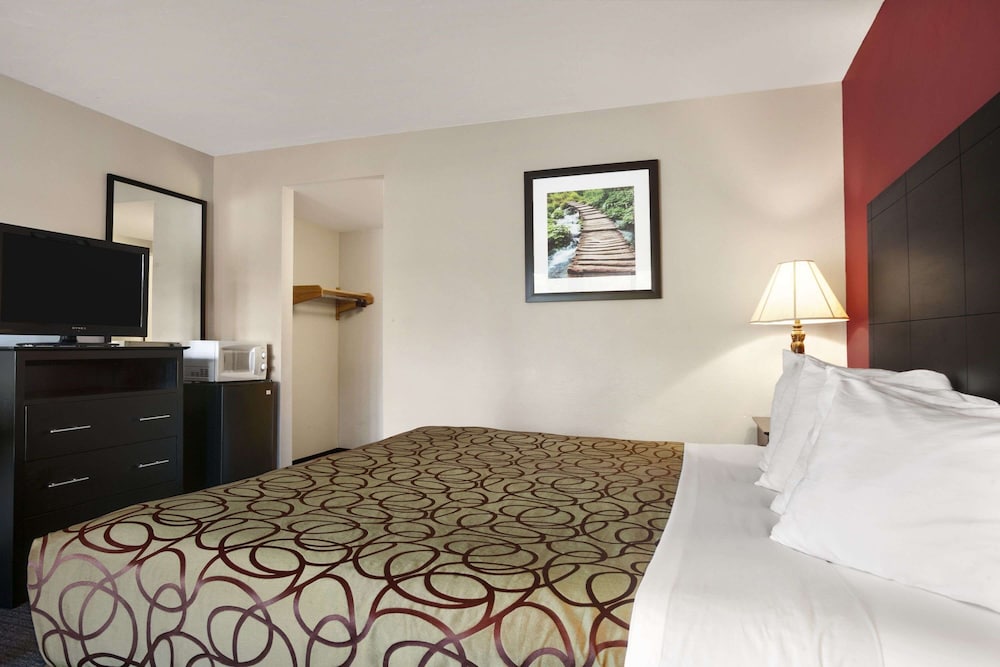 Travelodge by Wyndham Traverse City MI 16/27