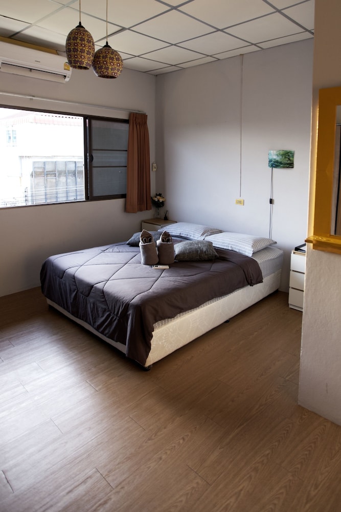 DELUXE, QUEEN BED