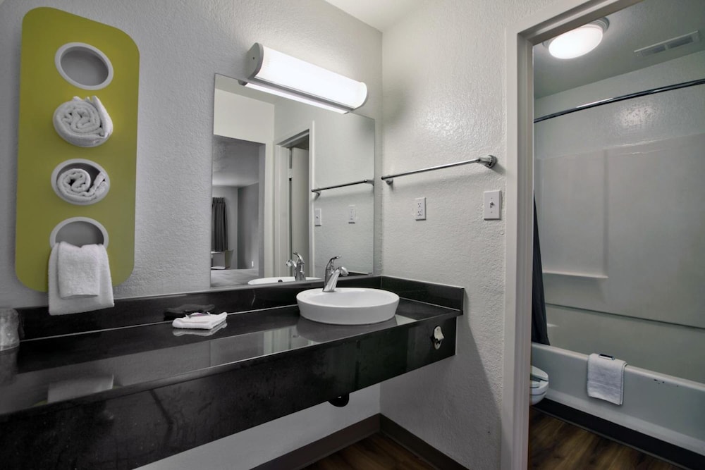 Motel6 Tallahassee, FL - Downtown 54/59