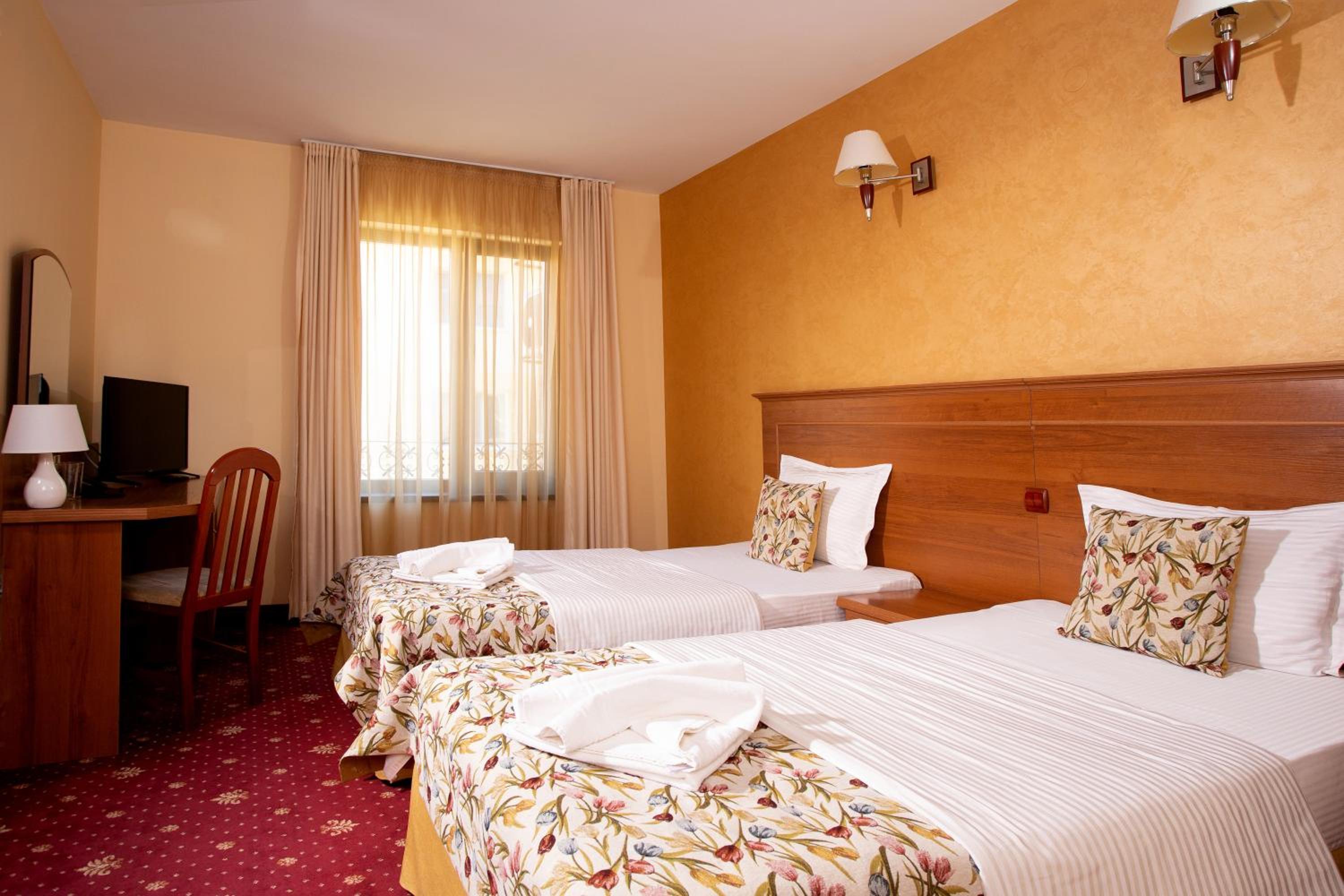 Contessa Hotel 8/45