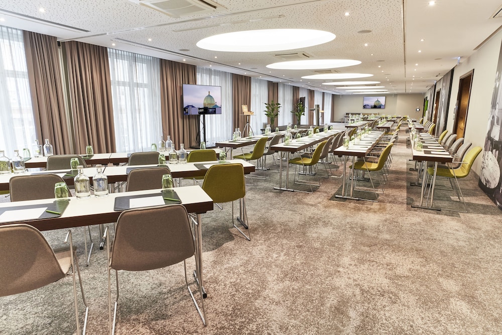 Steigenberger Hotel Herrenhof 64/70