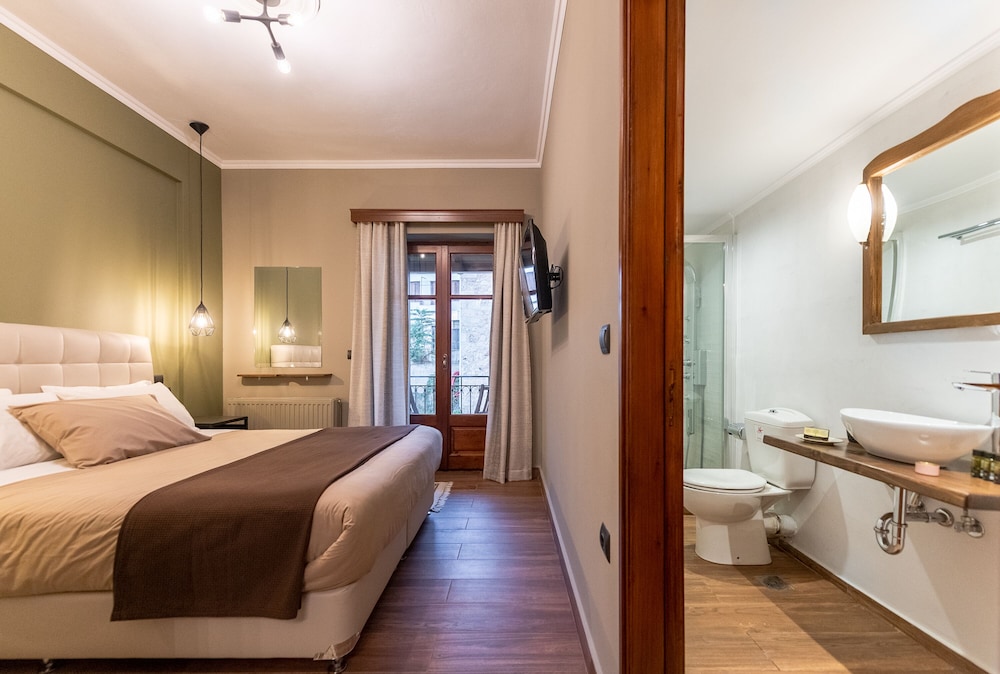 Ef Zin Studios and Suites 17/43