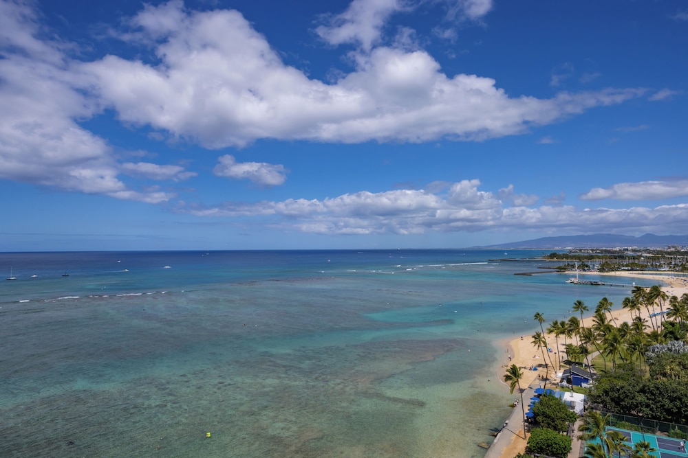 Waikiki Shore by OUTRIGGER 75/81