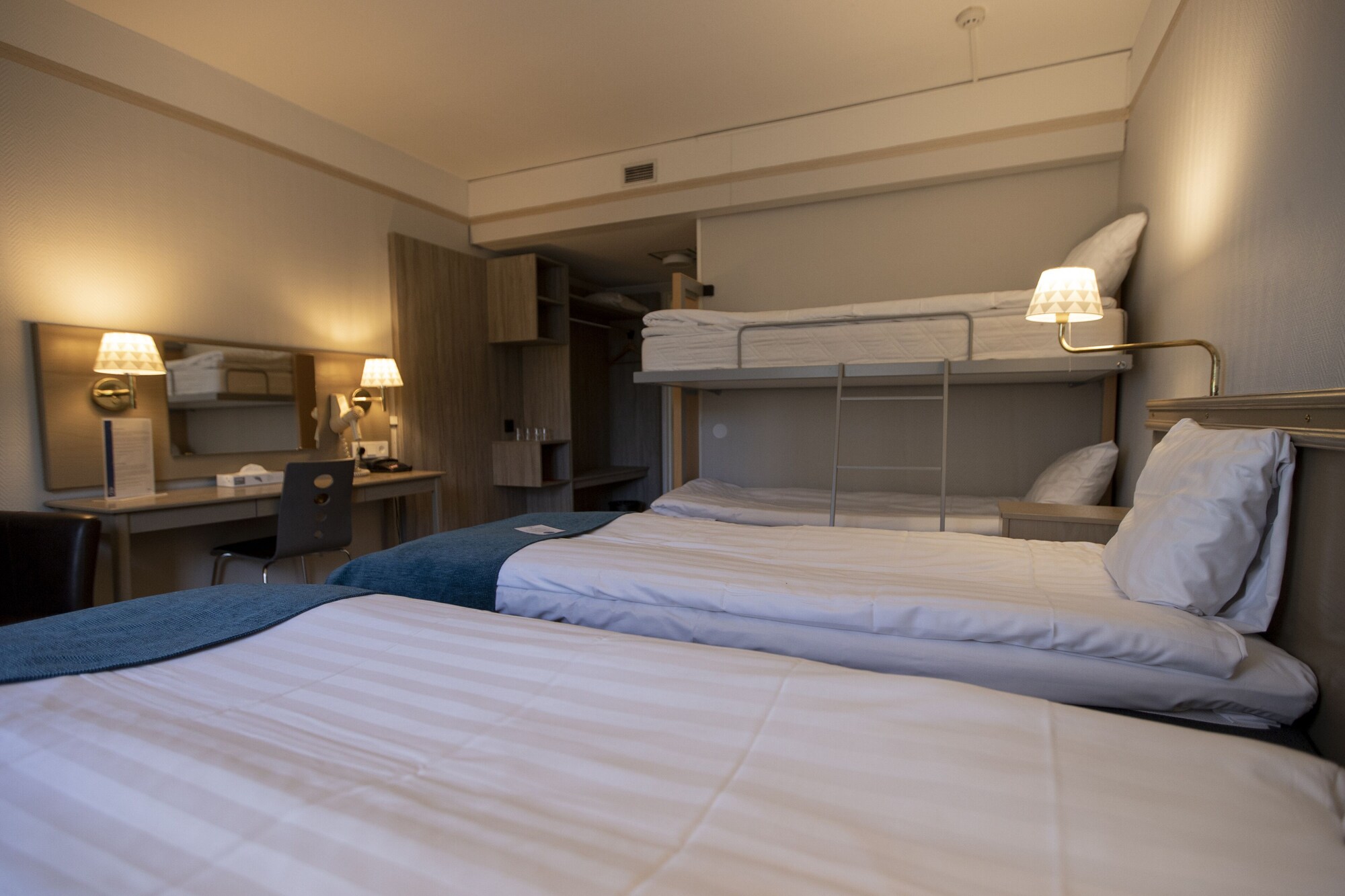 Family, Twin Beds, Bunk Bed