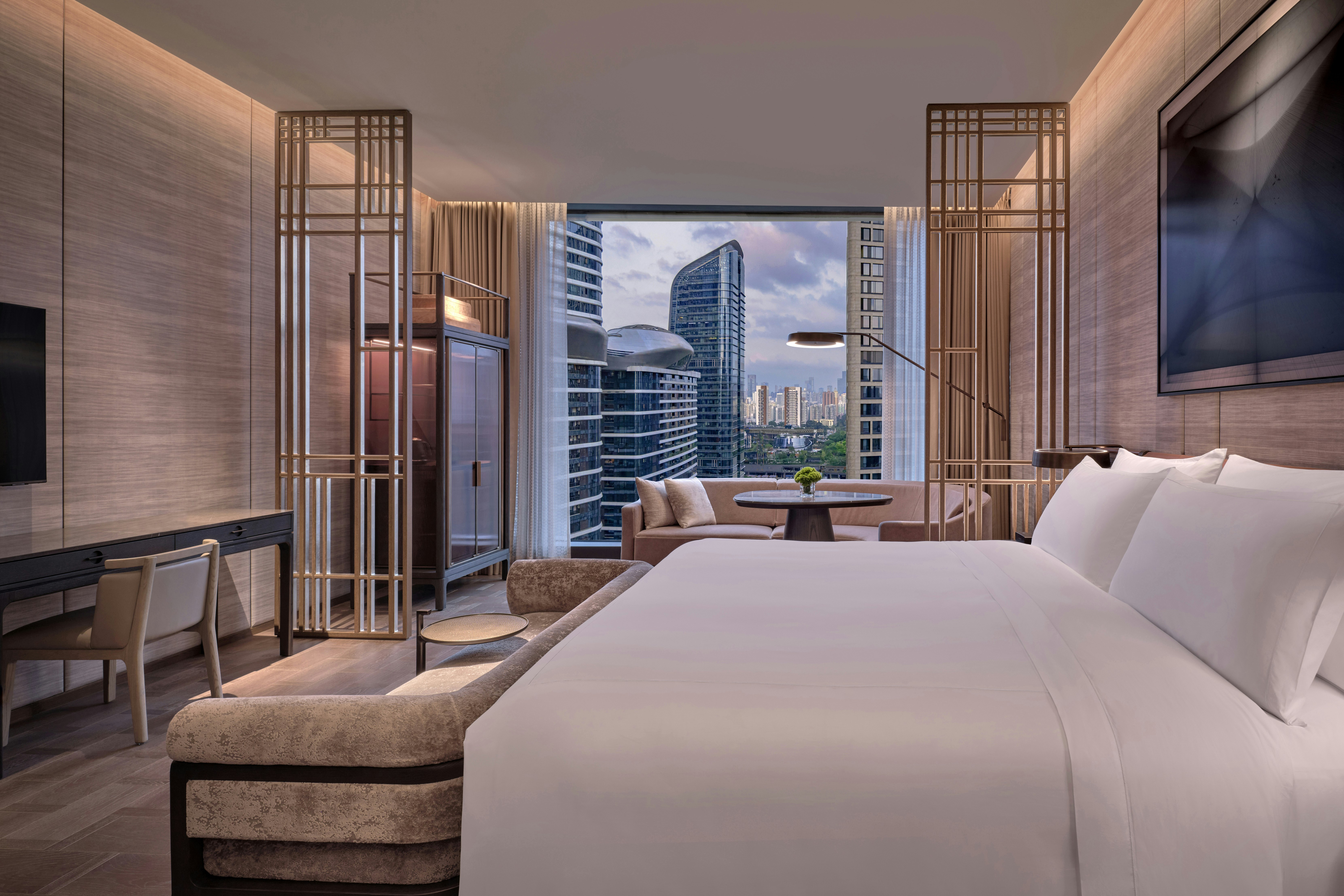 DELUXE, KING BED