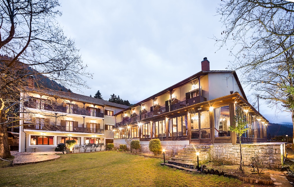 Country Club Hotel & Suites 2/75