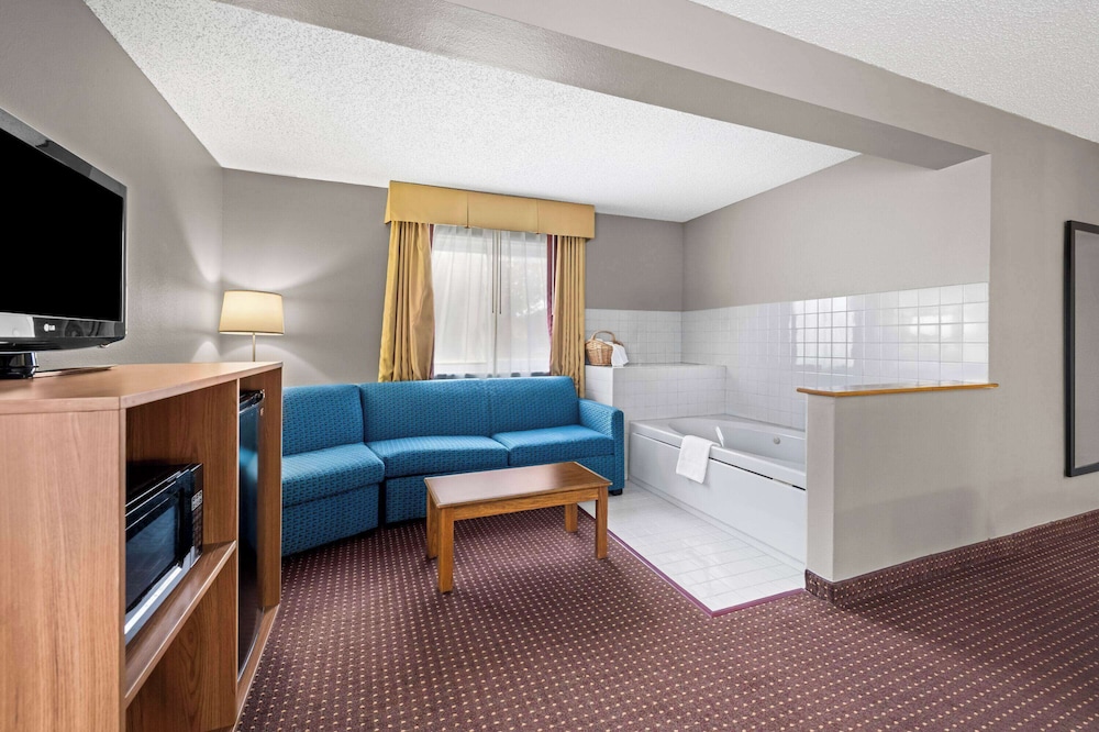 Super 8 by Wyndham Waverly 43/57