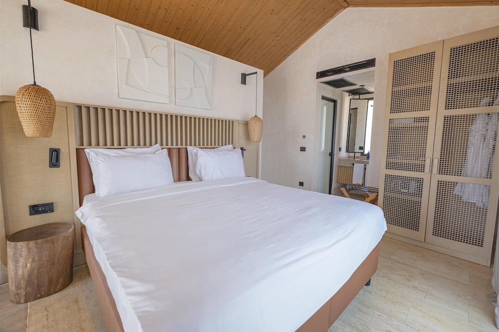 Mezzanine, Suite, King Bed, Private Pool