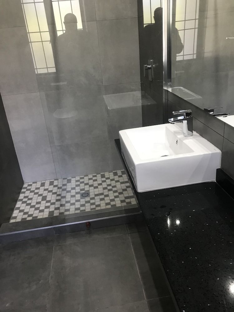 La Orchard Hotel 32/34