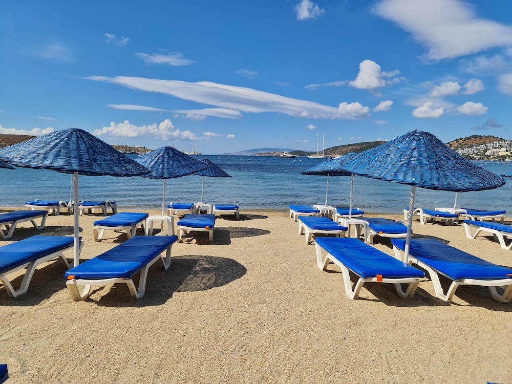 Nagi Beach Hotel 63/70
