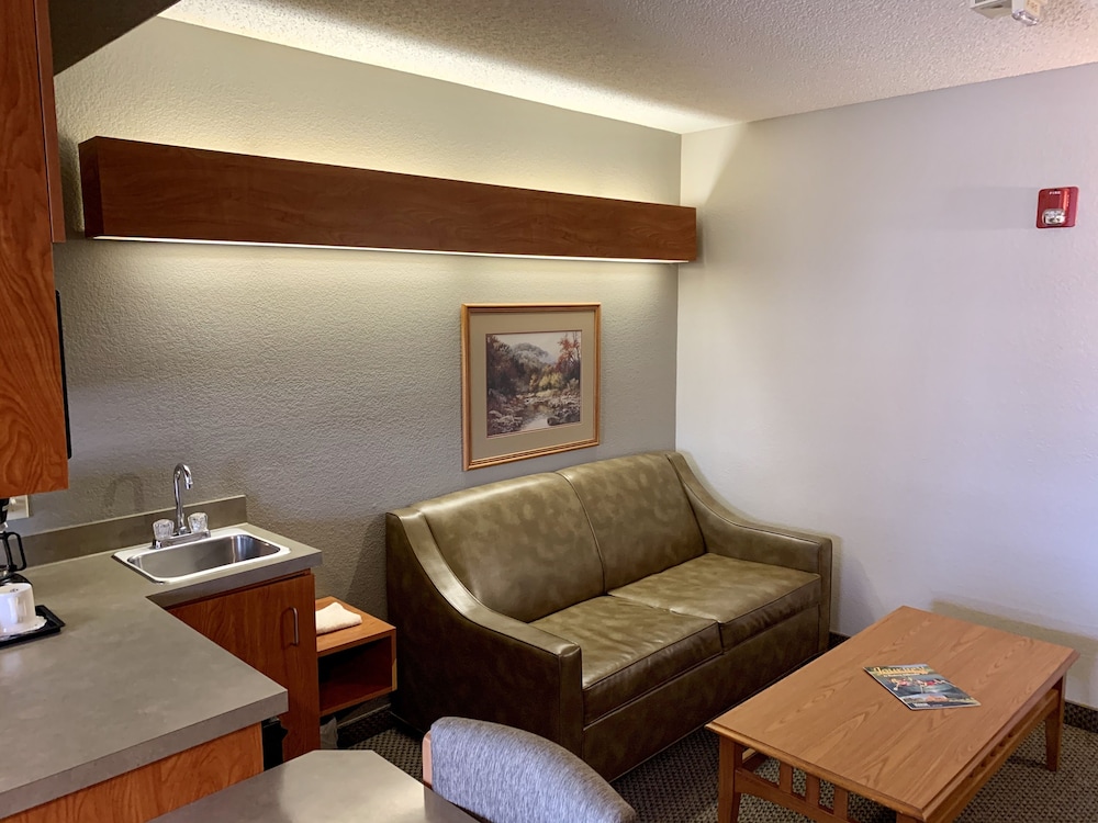 Monument Inn & Suites 24/39