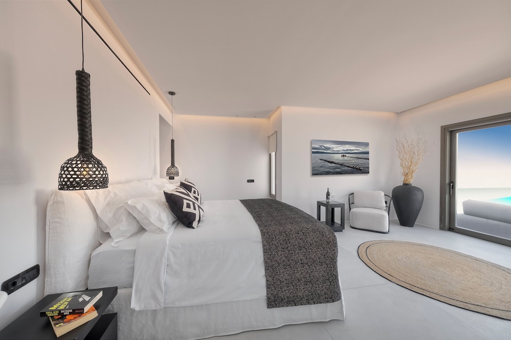 Pool, Retreat, Villa, 2 Queen and Twin Beds, Sofa, Near the Pool