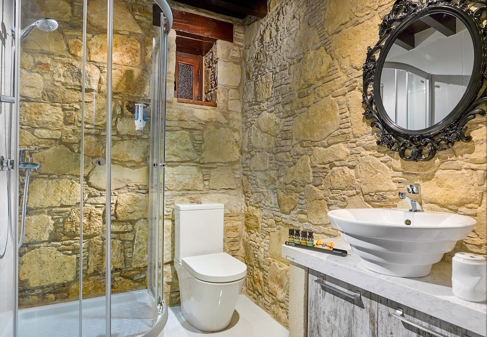 OINOESSA TRADITIONAL BOUTIQUE HOUSES 47/50