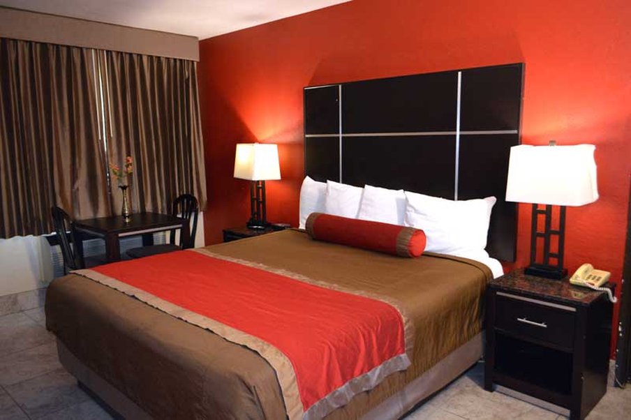 Harbor Inn and Suites Oceanside 2/6