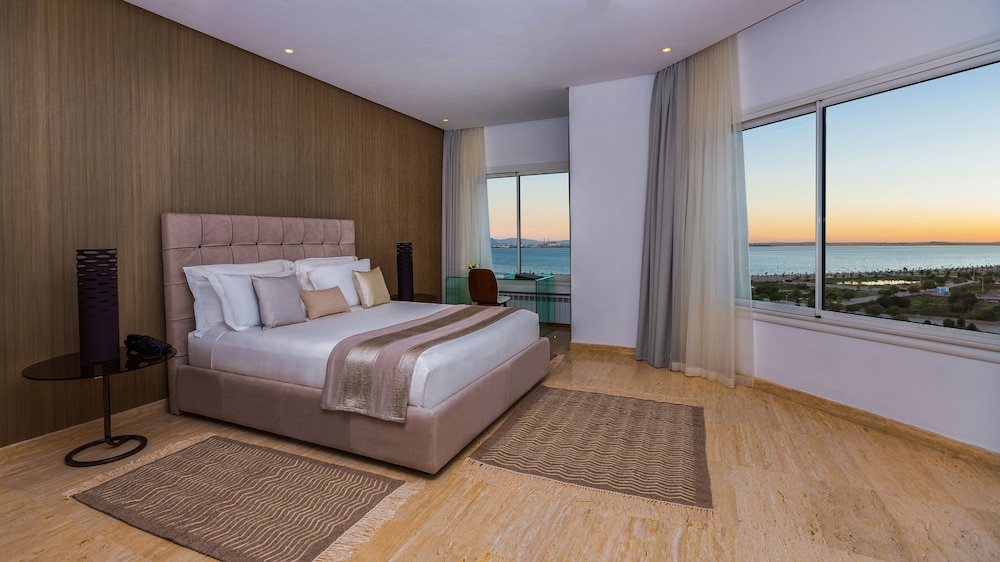 3 Bedrooms, Pool, Loft, 3 Queen Beds, Lake View