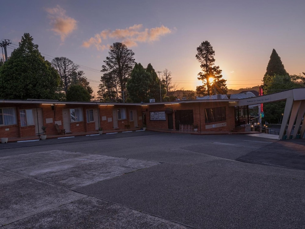 3 SISTERS MOTEL 9/39