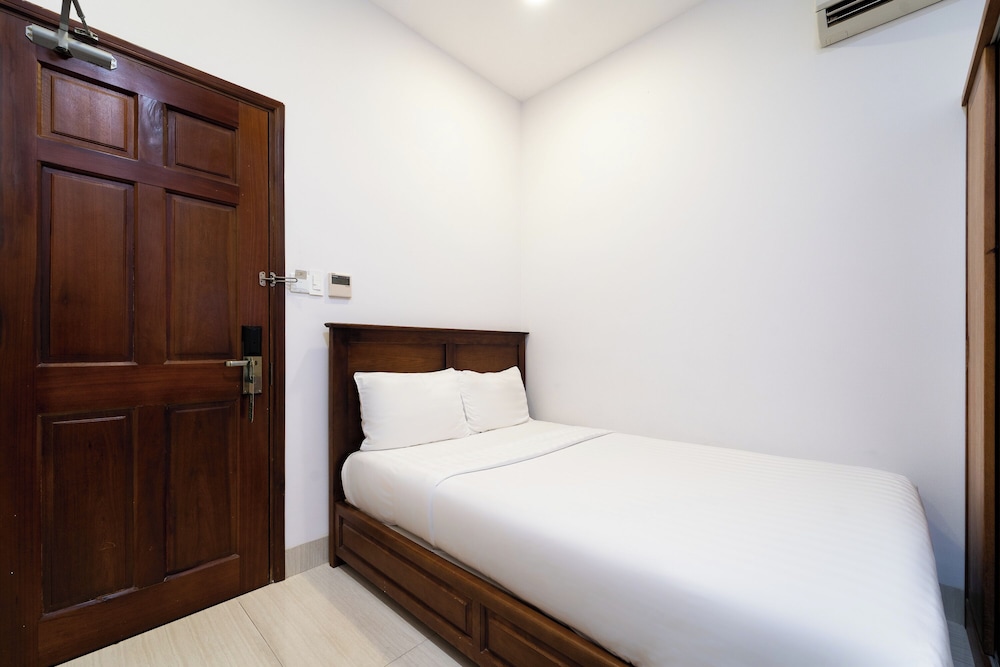 STANDARD, TRIPLE, MULTIPLE BEDS, NO WINDOW