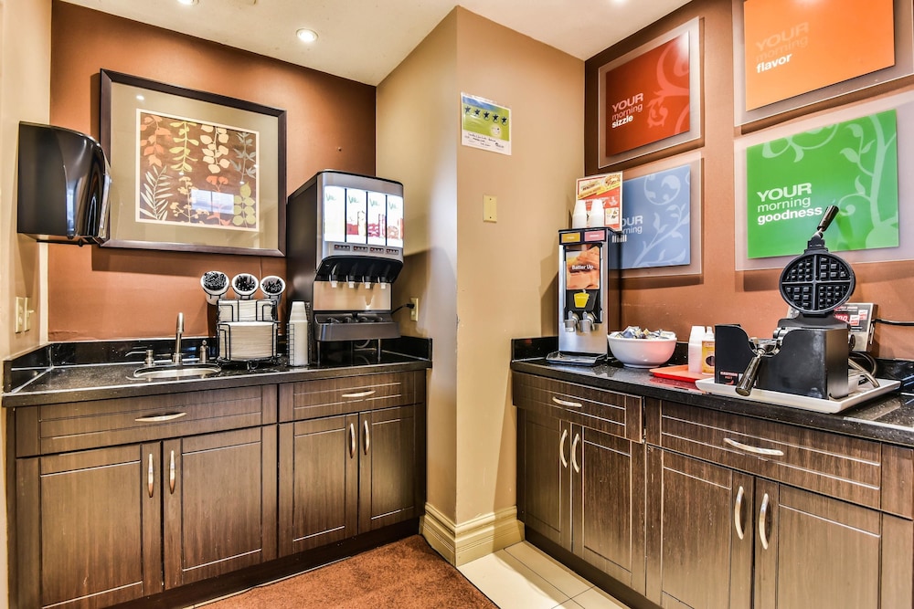Comfort Inn & Suites Ambassador Bridge 8/39