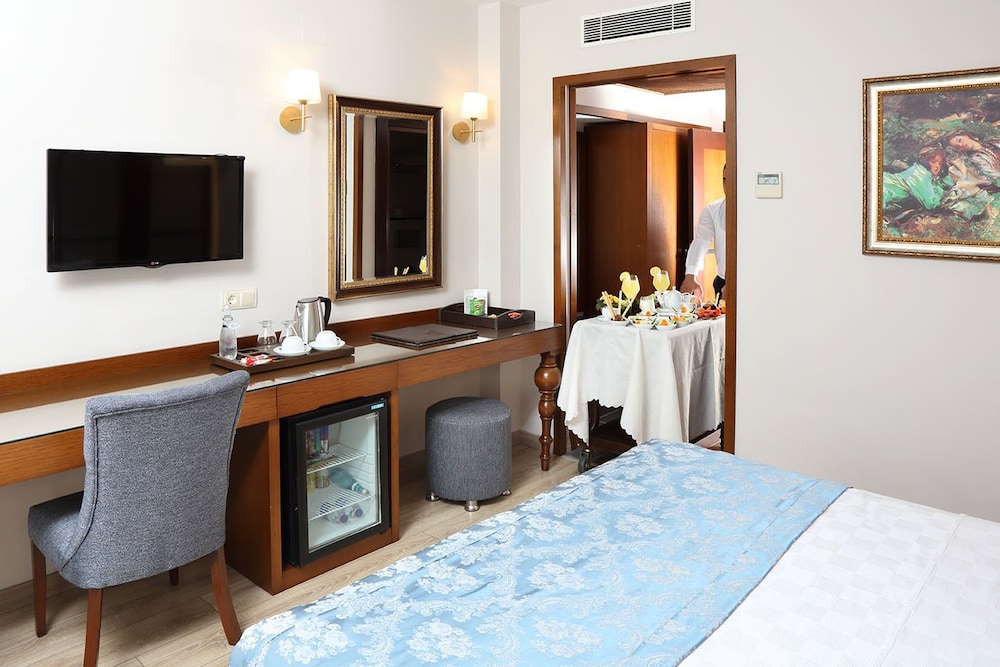 Golden Lake Hotel 40/50