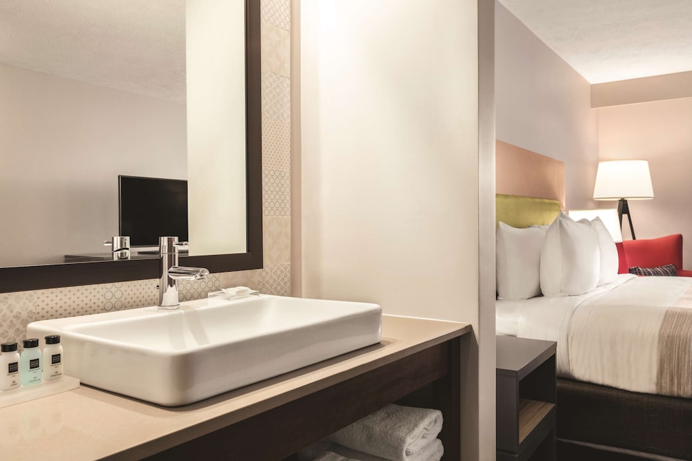 Country Inn & Suites by Radisson, Erie, PA 12/42