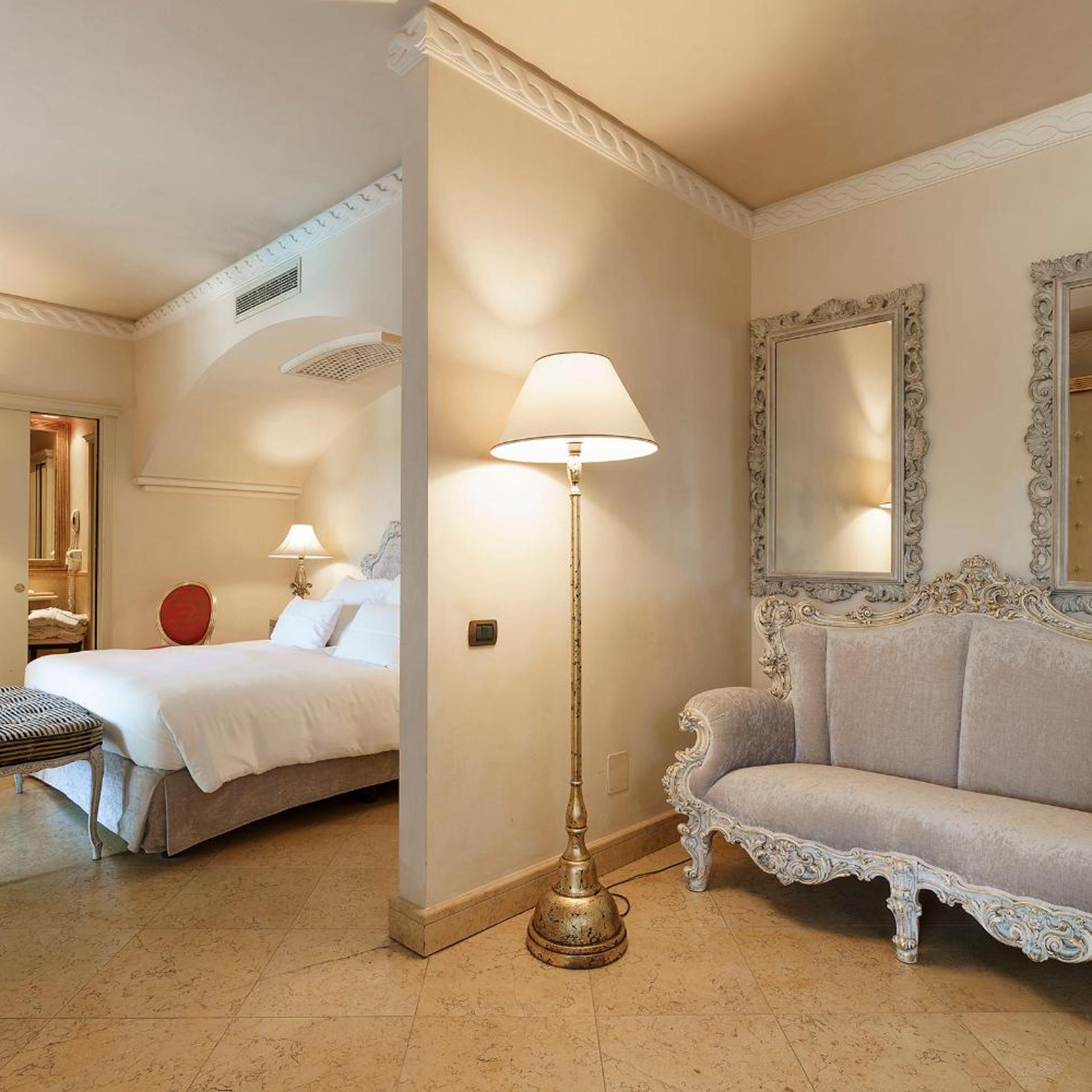 جناح بشرفة، Romano Palace 9/10