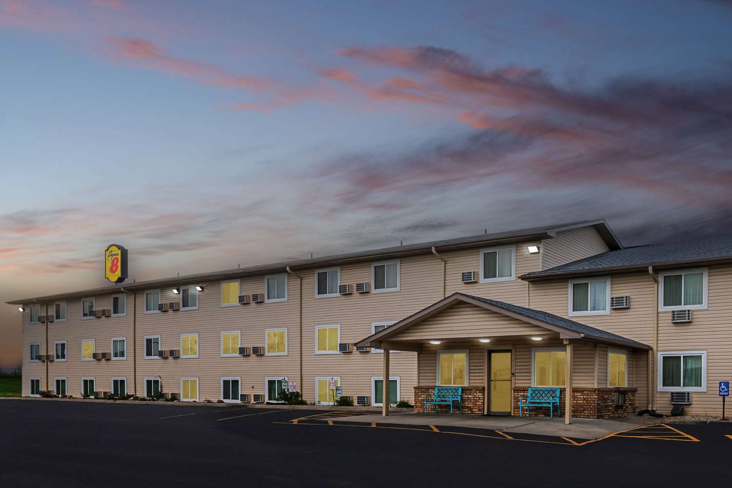 Super 8 by Wyndham Council Bluffs IA Omaha NE Area 1/13