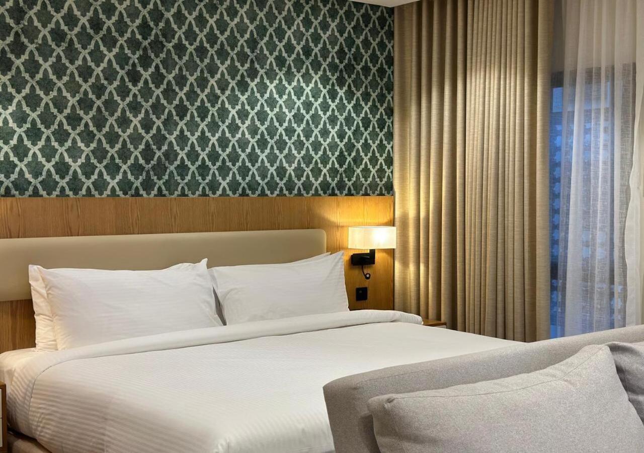 Studio, King Bed