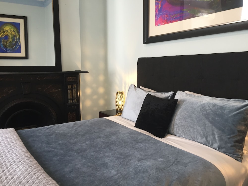 STANDARD, QUEEN BED
