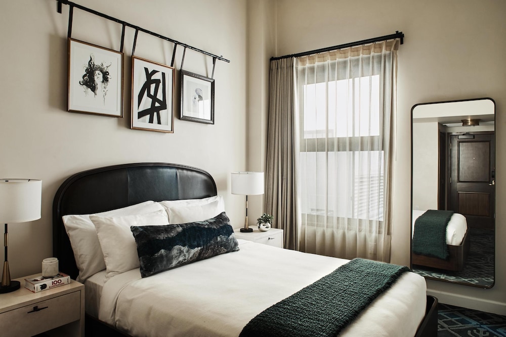 ROOM, QUEEN BED