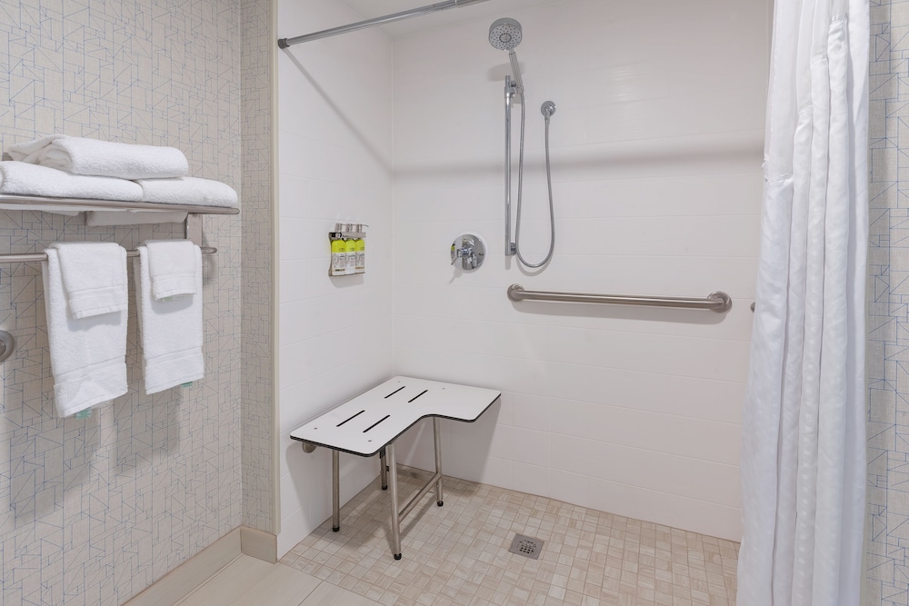 Holiday Inn Express Suites Blackburg University Area 72/74