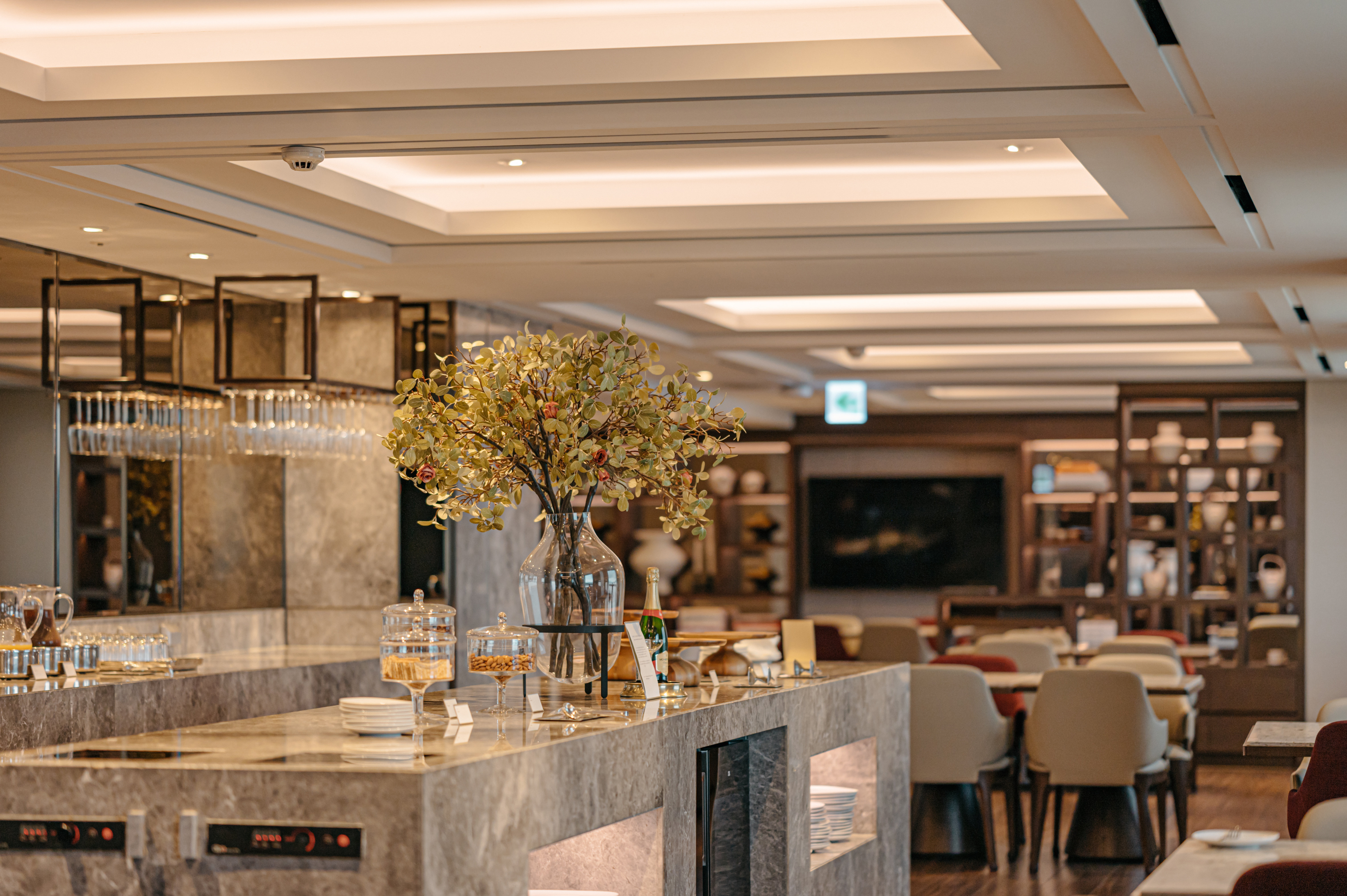 Lotte Hotel World 62/67