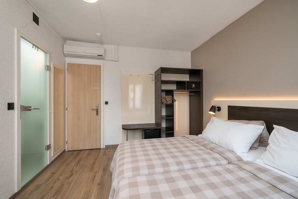 COZY, DOUBLE BED