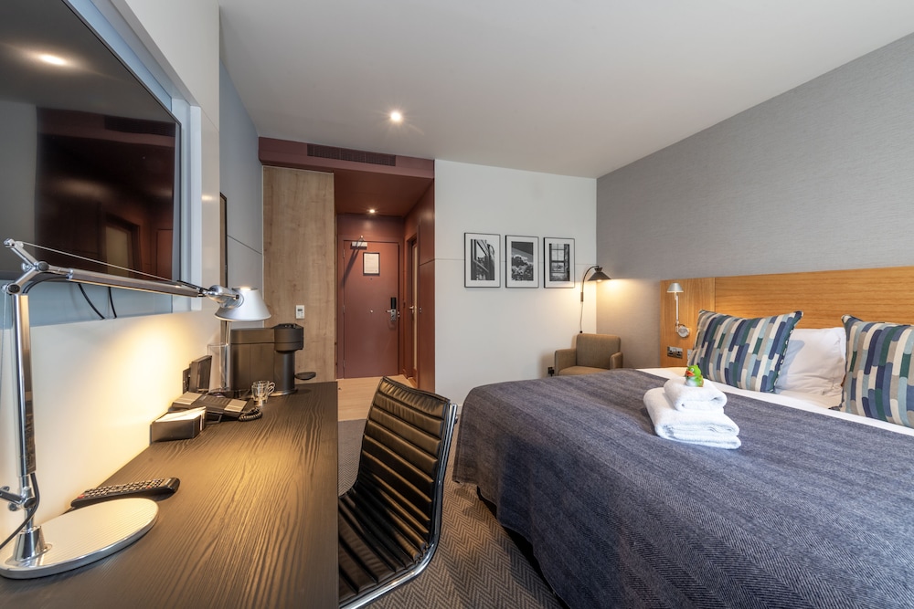 Room, Queen Bed, Castle View 3/4