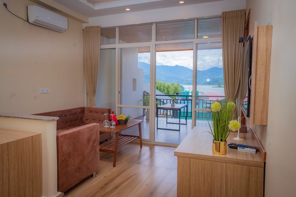 Majestic Lake Front Hotel & Suites 25/47