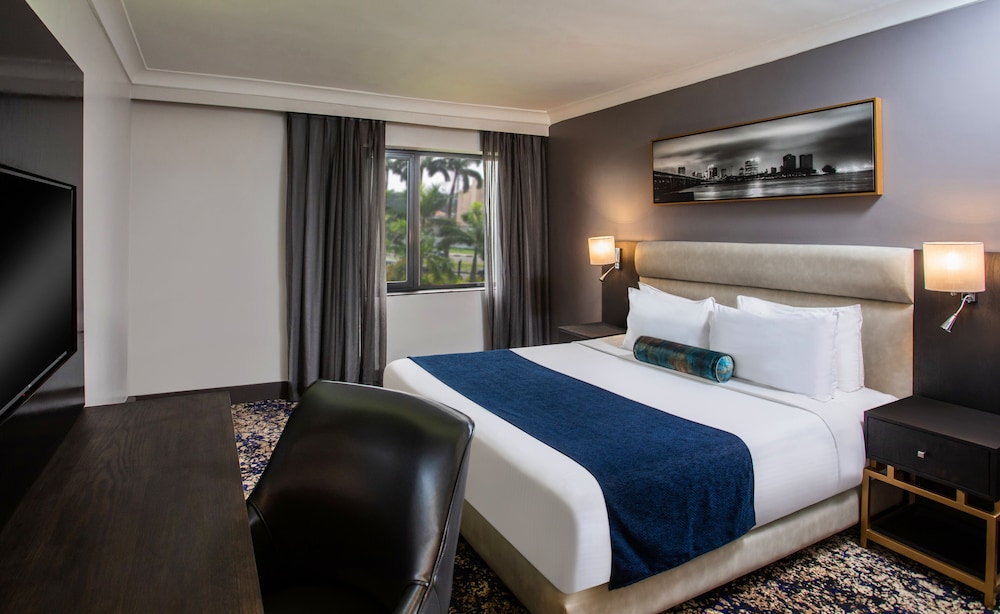 STANDARD, QUEEN BED